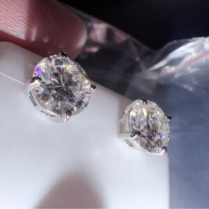 925 SILVER
4.00CTW
$600.00 beautiful earrings  for a great price 8mm